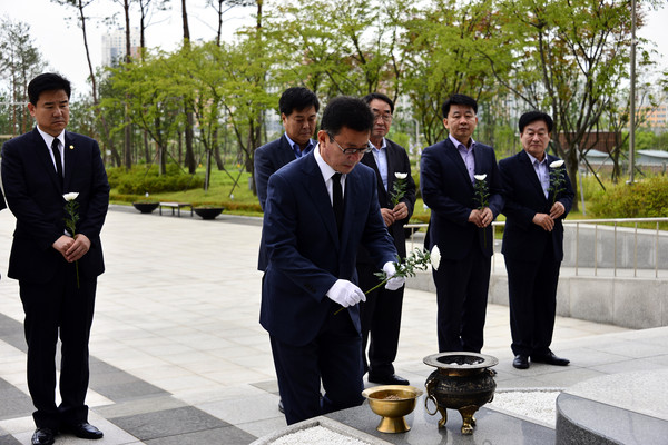 ▲ 730 재보선에서 경기 김포에 출마한 홍철호 새누리당 후보가 17일 오전 현충탑을 찾아 헌화하고 있다. ⓒ홍철호 후보측 제공