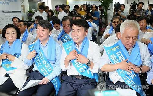 ▲ ⓒ17일, '보은공천', '패륜공천' 논란에 시달리고 있는 새정치 지도부가 기동민 후보  선거사무소에서 열린 의원총회를 열고 새누리당 나경원 후보 때리기에 총공세를 펼쳤다.