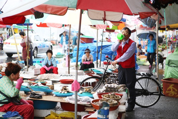 ▲ 7.30 재보선 공식선거운동이 시작된 17일 순천곡성 지역에 출마한 새누리당 이정현 후보가 장터에서 깔대기를 들고 자신을 소개하고 있다. ⓒ이정현 캠프 제공