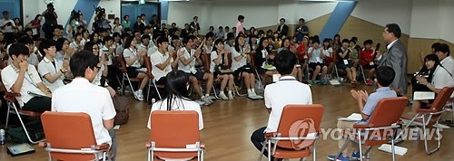 ▲ 이재정 경기도교육감이 15일 경기도교육복지종합센터에서 열린 '경기학생자치회 토론회'에 참석해 도내 각지에서 모인 초·중·고교생 100명과 6가지 교육현안을 두고 자유롭게 논의했다. ⓒ 연합뉴스, 무단전재 및 재배포금지