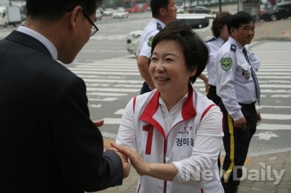 ▲ 새누리당 정미경 후보(수원 을 권선)가 12일 선거사무소 개소식에서 권선구 주민들과 만나 악수하고 있다.  ⓒ정미경 후보 선거캠프 제공