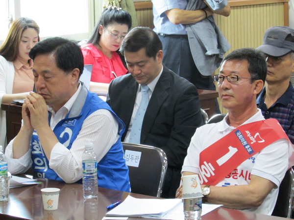 ▲ 17일 경기 김포 양촌읍사무소에서 열린 국회의원 보궐선거 후보자 초청 대담토론회에서 홍철호 새누리당 후보와 김두관 새정치연합 후보가 이재포 무소속 후보의 발언을 주의 깊게 듣고 있다. ⓒ정도원 기자
