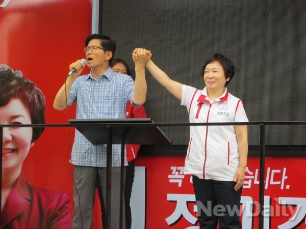 ▲ 17일 새누리당 정미경 후보(수원 을 권선)의 7.30 수원 을 보궐선거 출정식에서 김문수 전 지사(왼쪽)가 정미경 후보(오른쪽)의 손을 잡고 지지를 호소하고 있다. ⓒ뉴데일리=유경표 기자