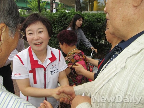 ▲ 17일 새누리당 정미경 후보(수원 을 권선)가 출정식이 끝난 뒤 지지자들과 악수하며 대화를 나누고 있다. ⓒ뉴데일리=유경표 기자