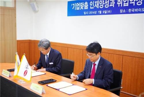 ▲ ⓒ한국바이오마이스터고 최유호 교장(左)과 한미약품 박노석 이사(右)가 '기업맞춤 인재양성과 취업약정' 산학협력 협약을 체결했다.(사진=한미약품 제공)