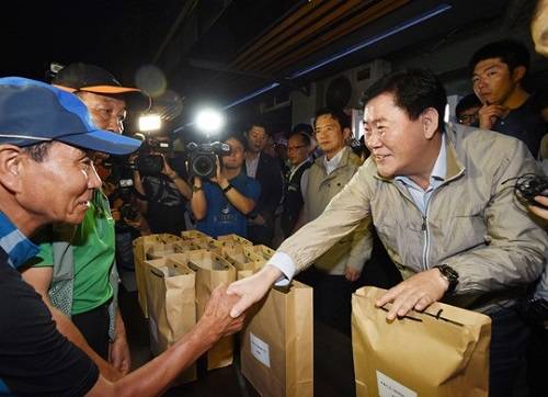 ▲ 취임 첫 일정으로 새벽 인력시장을 찾은 최경환 부총리ⓒ제공=기재부