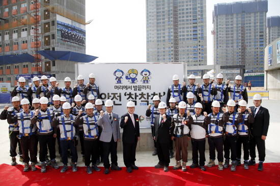 ▲ 지난 4월 한화건설 동탄A21블록 한화 꿈에그린아파트 신축현장에서 진행된 안전문화운동 캠페인 발대식에서 이경옥 안전행정부 제2차관(사진 앞줄 왼쪽에서 여섯번째), 이근포 한화건설 사장(앞줄 왼쪽 일곱번째)을 비롯한 한화건설 임직원들이 건설현장 안전문화 확산에 대한 의지를 다지고 있다.ⓒ한화건설