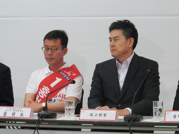 ▲ 18일 김포 홍철호 후보 선거사무소에서 열린 현장최고위원회의에 참석한 김태호 최고위원이 김두관 새정련 후보를 향해 공개 질의를 던지고 있다. ⓒ정도원 기자