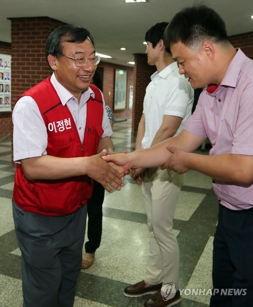 ▲ 7·30재보궐선거 전남 순천시곡성군 국회의원에 출마한 새누리당 이정현 후보가 15일 전남 곡성 군민회관에서 열린 '제19회 여성주간기념식'을 찾아 주민들에게 인사하며 지지를 부탁하고 있다.