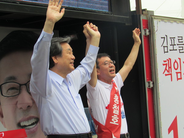 ▲ 최근 발표된 여론조사에서 근소한 우세를 이어간 경기 김포 보궐선거의 새누리당 홍철호 후보가 18일 오전 김무성 대표최고위원과 함께 김포시 마송시장 유세에서 지지를 호소하고 있다. ⓒ정도원 기자