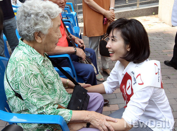 ▲ 18일 오전 동작구 흑석동 아파트 경로당 현판식과 함께 열린 삼계탕 행사에 참석한 나경원 새누리당 후보 ⓒ배민성 기자