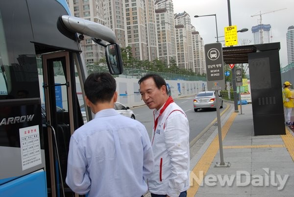 ▲ 17일 수원정 보궐선거의 공식선거운동 첫 일정으로 서울 출근길 체험을 갖은 새누리당 임태희 후보. ⓒ임태희 캠프 제공