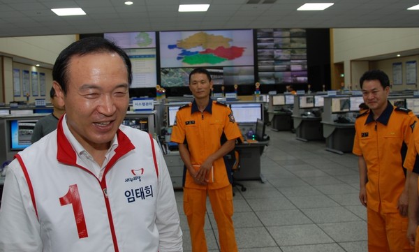 ▲ 18일 수원시 경기소방본부를 방문해 관계자들과 인사를 갖고 있는 새누리당 임태희 수원정 국회의원 보궐선거 후보. ⓒ임태희 캠프 제공