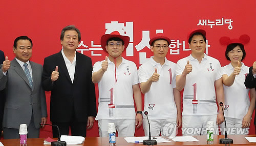 ▲ ⓒ지난 17일 국회 새누리당 최고위원회의에서 열린 '7.30 재.보궐 선거 유니폼 공개 시연회'에서 윤상현 사무총장 등이 포즈를 취하고 있다. 왼쪽부터 이완구 원내대표, 김무성 대표, 윤상현 사무총장, 김세연 의원, 박대출 대변인, 민현주 대변인.