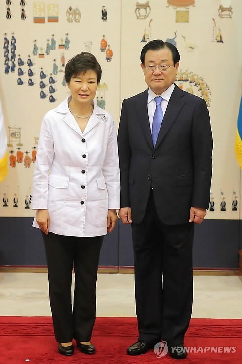 ▲ 박근혜 대통령이 18일 오전 청와대에서 이병기 국가정보원장에게 임명장을 수여한 뒤 기념촬영을 하고 있다. ⓒ 연합뉴스 (무단전재 및 재배포금지)