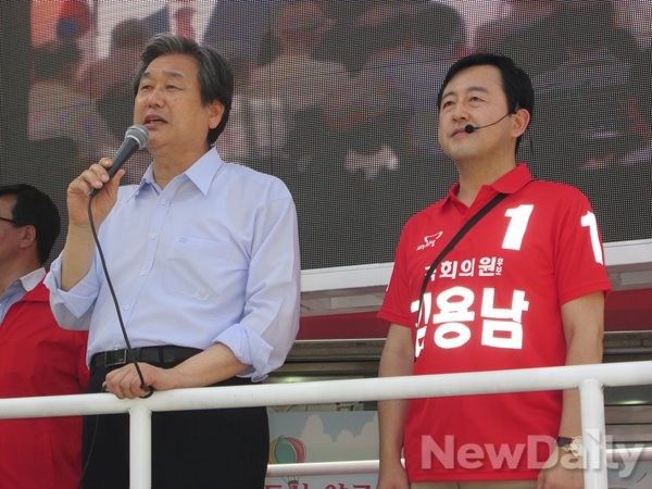 ▲ 18일 경기도 수원시 팔달구 화서시장에서 열린 7.30 국회의원 보궐선거유세에서 김무성 새누리당 대표와 김용남 후보(수원 병 팔달)가 유권자들에게 지지를 호소하고 있다. ⓒ뉴데일리=유경표 기자