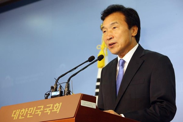 ▲ 7.30 국회의원 보궐선거 수원 병(팔달)에 출마한 손학규 후보의 모습ⓒ뉴데일리=유경표 기자