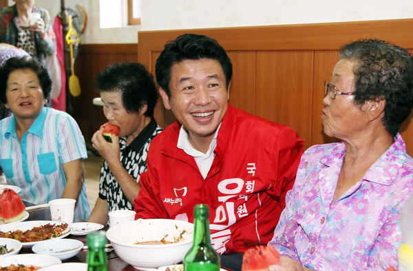 ▲ 18일 초복을 맞아 경기 평택시 팽성읍 본정2리 마을회관에서 마을 어르신들과 어울리고 있는 새누리당 유의동 후보 ⓒ유의동 후보 선거사무소 제공