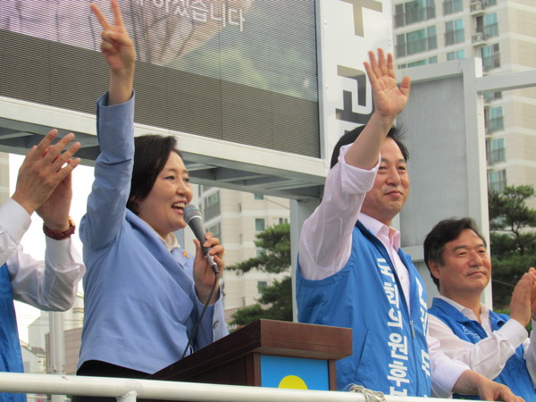 박영선 새정치민주연합 원내대표가 18일 오후 6시 경기 김포시를 찾아 김두관 후보에 대한 지지를 호소하고 있다. ⓒ정도원 기자