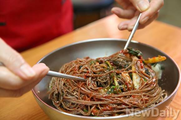 ▲ 여름철에 인기좋은 메밀비빔국수 ⓒ뉴데일리 정재훈