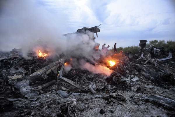 17일 오후 4시 20분경 우크라이나 동부에 추락한 말레이항공 MH0017편 잔해 [사진: 현지언론 보도화면 캡쳐]