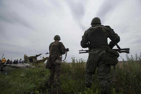 피격당한 말레이 항공 MH0017편의 잔해가 떨어진 지역을 통제 중인 친러 우크라이나 반군들. [사진: 현지언론 보도화면 캡쳐]