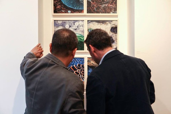 ▲ 전시회에 온 런던 시민들이 손현주 작가의 작품을 관심있게 감상하고 있다.ⓒ손현주