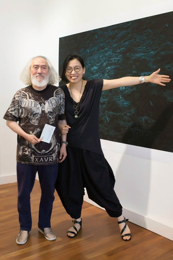 ▲ 서양화가 강형구씨가 전시장을 찾아, 손현주 작가와 포즈를 취했다.ⓒ손현주