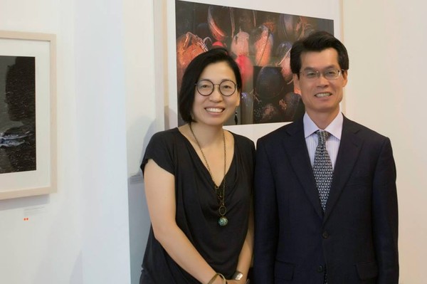 ▲ 김갑수 런던문화원장(오른쪽)은 두 번이나 전시회를 찾았다. ⓒ손현주