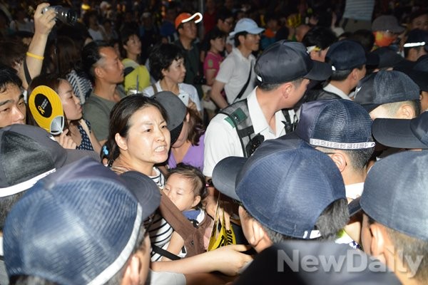 ▲ 마무리 집회 후 해산하는 과정에서 일부 시민들은 통제하는 경찰에 언성을 높이기도 했다. 뉴데일리=유경표 기자