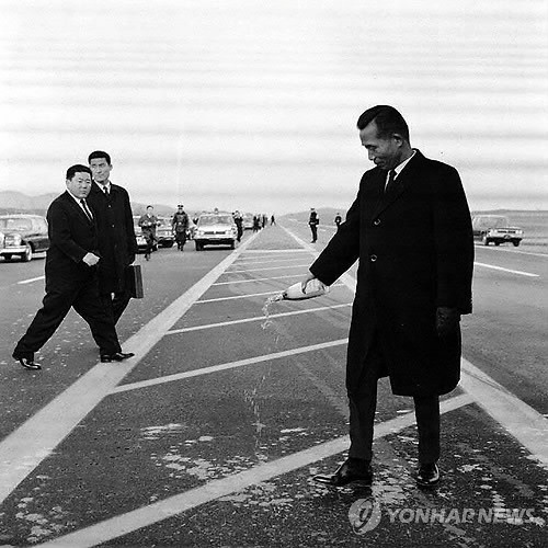 ▲ 1968년 박정희 전 대통령이 경인·경수고속도로 개통식에 참석한 모습.   [국가기록원 제공]