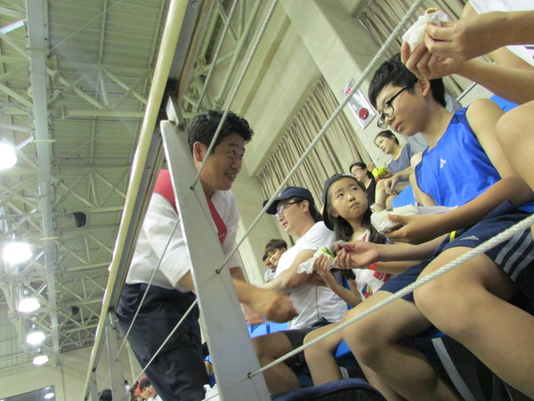 ▲ 경기 평택을 재선거에 출마한 새누리당 유의동 후보가 20일 팽성실내체육관에서 열린 평택시장기 농구대회에 참석해 시민들과 인사를 나누고 있다. ⓒ정도원 기자