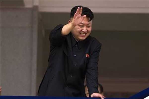 ▲ "그래, 아주 잘 했어! 그래야 다음 협상이 쉽다고 아빠가 그랬어." 김정은이 지난 19일 북한 남성 축구단 연습현장을 찾아 격려하며 "인천아시안게임 참가를 통해 남북관계를 개선해야 한다"고 주장했다. [자료사진]