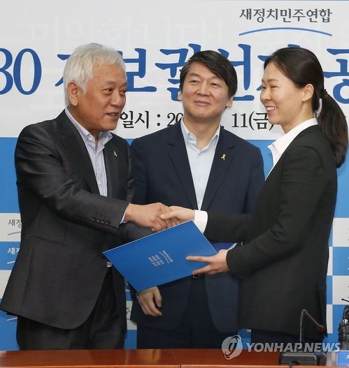 ▲ 새정치민주연합 김한길, 안철수 공동대표가 11일 오전 국회에서 열린 '7.30 재보궐선거 국회의원후보자 공천장 수여식'에서 광주 광산을에 출마하는 권은희 후보에게 공천장을 전달하고 있다. ⓒ연합뉴스