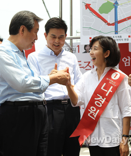 ▲ 새누리당 신임지도부는 휴일인 20일 서울 동작구 사당시장을 방문해 나경원 후보의 공약에 대한 당차원의 전폭적 지원을 약속했다. 김무성 대표(왼쪽), 김태호 최고위원(가운데) 나경원 후보(오른쪽) ⓒ배민성 기자