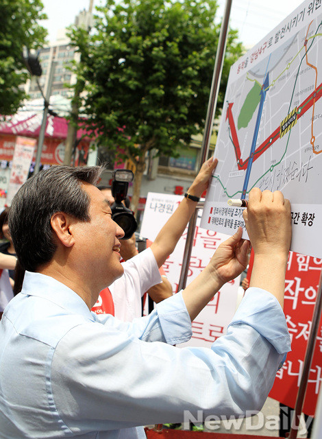 ▲ 김무성 대표는 휴일인 20일 서울 동작구 사당시장을 방문해 나경원 후보의 공약에 대한 당차원의 전폭적 지원을 약속했다. ⓒ배민성 기자