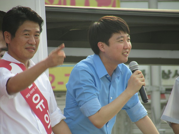 ▲ 이준석 새누리당 혁신위원장이 20일 오후 경기 평택시 통복시장에서 열린 유세에서 새누리당 유의동 후보에 대한 지지를 호소하고 있다. ⓒ정도원 기자