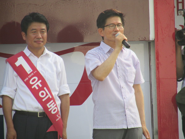 ▲ 20일 경기 평택시 통복시장에서 열린 유세에서 김문수 전 경기도지사가 