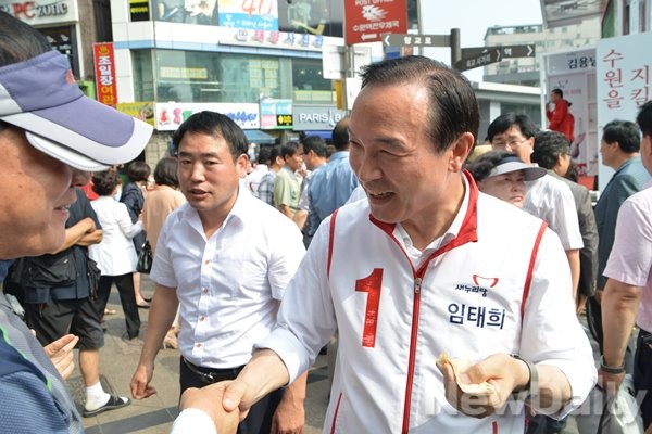▲ 7.30 국회의원 보궐선거 수원 정(영통)에 출마한 임태희 새누리당 후보가 20일 수원역 앞 로데오 거리에서 한 시민과 악수하며 지지를 호소하고 있다.  ⓒ뉴데일리=유경표 기자