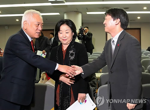 ▲ 환한 표정으로 인사를 나누는 새정치민주연합 김한길-안철수 공동대표. 가운데는 정의당 심상정 원내대표. ⓒ연합뉴스