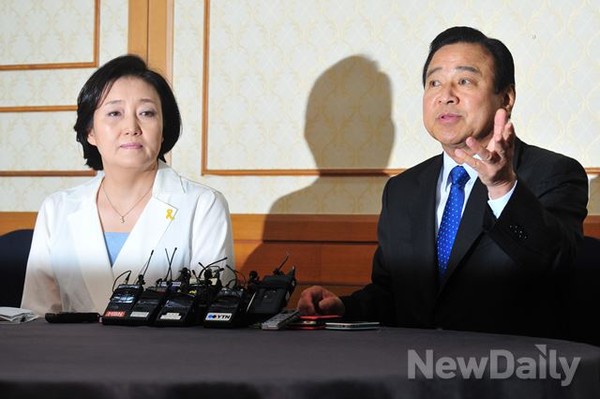 ▲ 새누리당 이완구 원내대표()와 새정치민주연합 박영선 원내대표가 21일 오전 국회 귀빈식당에서 주례회동을 갖고 있다.ⓒ이종현 기자