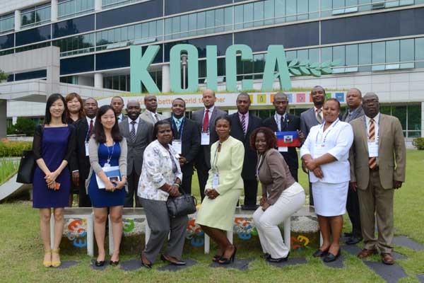 ▲ 연수에 앞서 아이티 공무원들과 KOICA 직원들이 찍은 단체사진. [사진: KOICA 제공]