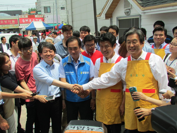 ▲ 21일 경기 평택시 안중시장에서 유세 도중 만난 안철수 새정치민주연합 공동대표, 정장선 후보, 유의동 후보, 김무성 새누리당 대표최고위원이 악수를 나누고 있다. ⓒ정도원 기자