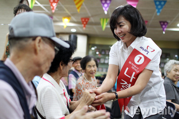 ▲ 나경원 후보는 21일 오전 서울 동작구 상도 종합사회복지관에서 열린 어르신 노래교실을 찾아 '서울의 찬가'를 개사한 '동작의 찬가'를 부르며 민심잡기에 나섰다. ⓒ배민성 기자