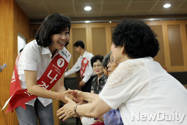 ▲ 나경원 후보는 21일 오전 서울 동작구 상도 종합사회복지관에서 열린 어르신 노래교실을 찾아 '서울의 찬가'를 개사한 '동작의 찬가'를 부르며 민심잡기에 나섰다. ⓒ배민성 기자
