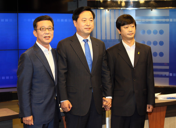 ▲ 21일 지역 케이블 방송국에서 녹화된 TV토론회에 참석한 경기 김포 보궐선거 출마자들이 함께 기념촬영에 응하고 있다. 사진 왼쪽부터 새누리당 홍철호 후보, 새정치민주연합 김두관 후보, 진보정의당 김성현 후보. ⓒ홍철호 후보 선거사무소 제공