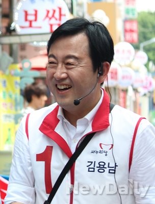 ▲ 7.30 보궐선거 수원 병(팔달)에 출마한 김용남 새누리당 후보의 모습.ⓒ김용남 후보 선거캠프