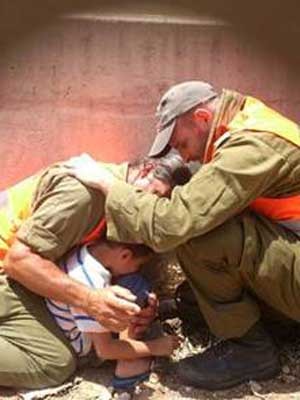 ▲ 가자 지구에서 부상당한 어린이를 구호하는 이스라엘 군인들 [사진: 이스라엘 방위군]