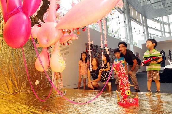 ▲ 코오롱 '스페이스K'를 찾은 사람들이 2014 코오롱여름문화축제 '인피너티' 展에서 이피 작가의 작품을 관람하고 있다.ⓒ코오롱