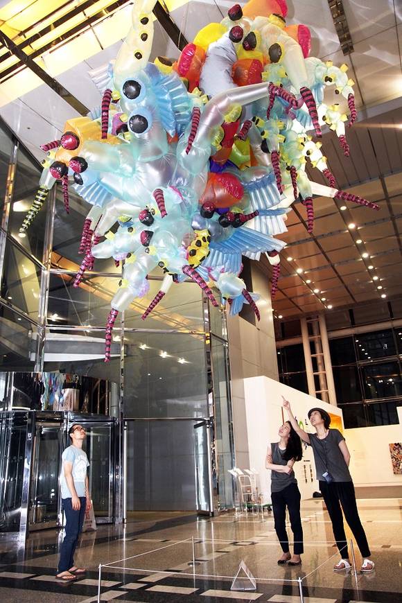 ▲ 코오롱 '스페이스K'를 찾은 사람들이 2014 코오롱여름문화축제 '인피너티' 展에서 이병찬 작가의 작품을 관람하고 있다.ⓒ코오롱